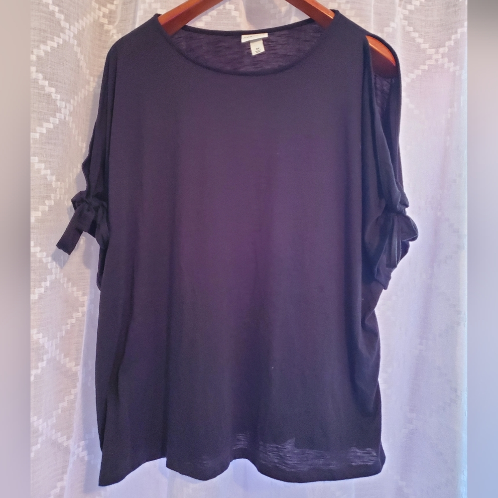 AVA & VIV Black Keyhole Sleeve Shirt